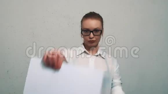 漂亮的女人穿着白色衬衫耳朵隧道撕裂了一张纸视频的预览图