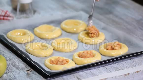 用苹果做自制的开放式馅饼瓦图什卡苹果馅饼俄罗斯传统烘焙视频的预览图