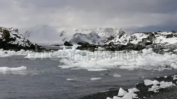 美丽的南极山景视频的预览图