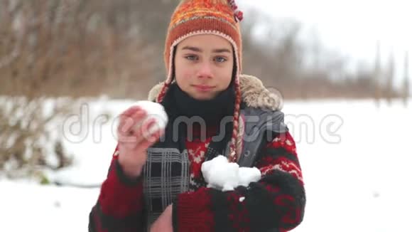 小孩把雪球扔进照相机视频的预览图