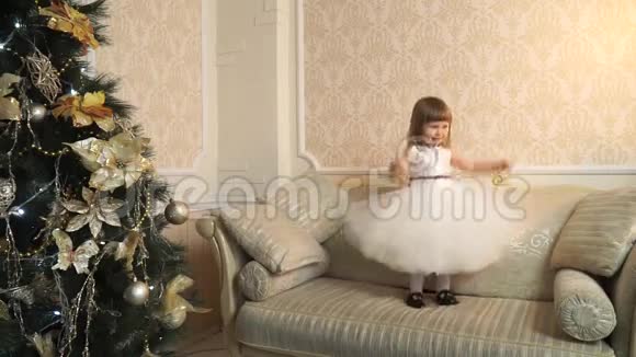 穿着华丽裙子的小女孩跳上沙发视频的预览图