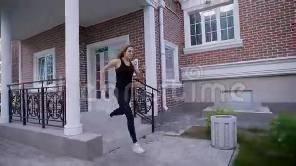 夏天穿着运动服的女孩在街上跑步视频的预览图