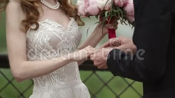 新郎把结婚戒指戴在新娘手上视频的预览图