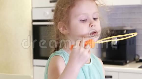 在家厨房吹泡泡的女孩视频的预览图