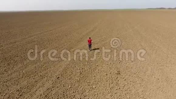 人跑过田野在开阔的田野里慢跑视频的预览图
