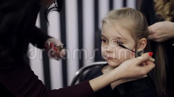 小女人的化妆和发型视频的预览图