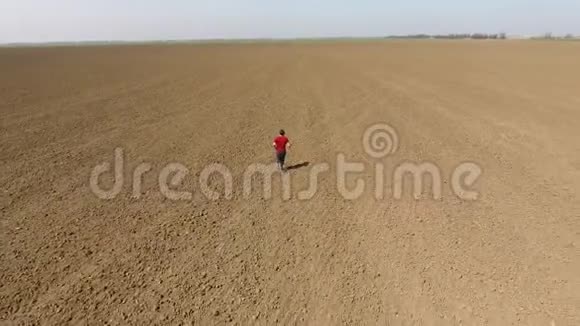 人跑过田野在开阔的田野里慢跑视频的预览图