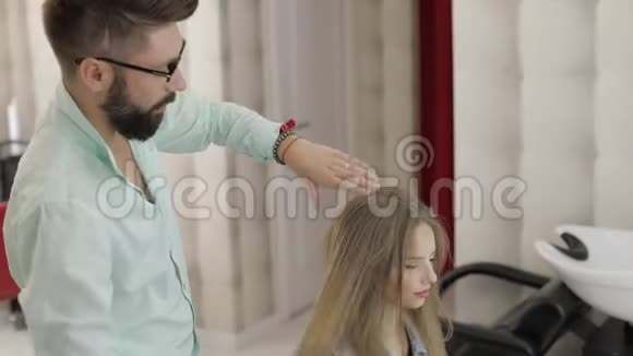 专业美发师造型梳理模特发型制作音量发型视频的预览图