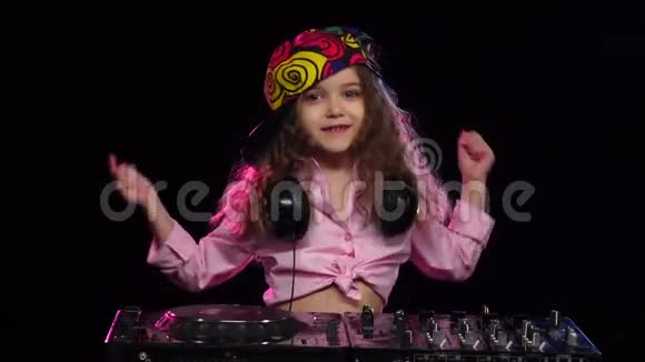 女孩DJ在明亮的帽子上玩转盘慢动作视频的预览图