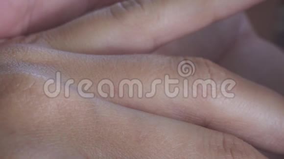 男人把订婚戒指戴在女性手指上极端近距离视频的预览图