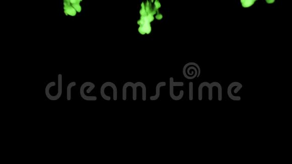 荧光亮绿写墨在水中漩涡多滴墨这是3D渲染镜头的慢动作墨水视频的预览图