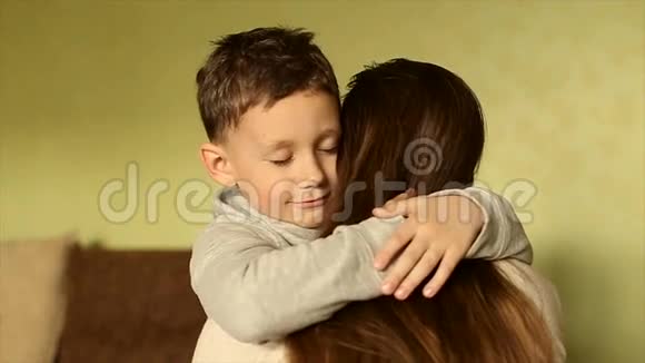那个快乐的男孩温柔地拥抱了他的母亲视频的预览图
