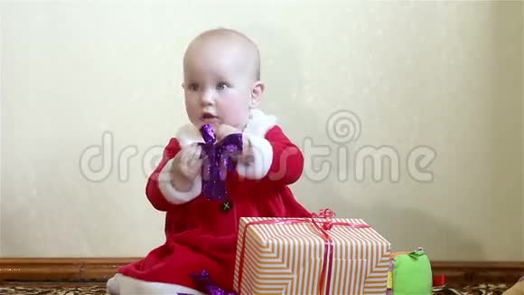 宝贝拿着礼物坐在盒子旁边视频的预览图
