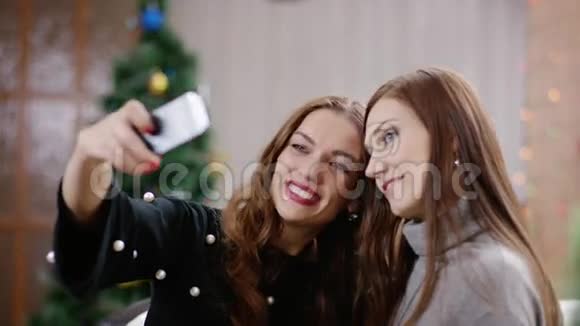 2女人在圣诞晚会上自拍视频的预览图