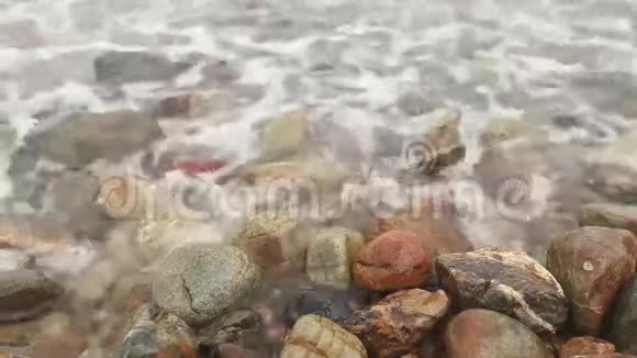 海岸是许多有波浪的岩石视频的预览图