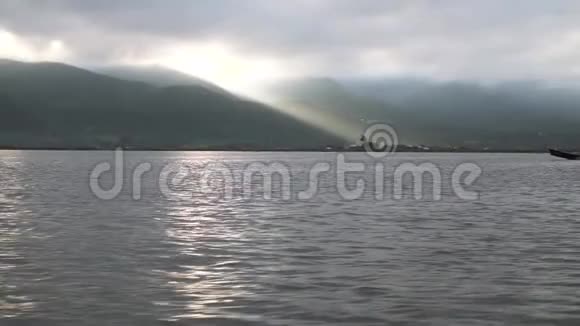 清晨的英乐湖多云天气视频的预览图