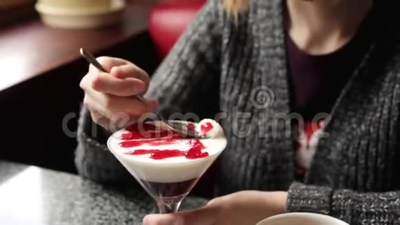 快乐的女孩在咖啡馆里吃甜点和绿茶女人用勺子吃棉花视频的预览图