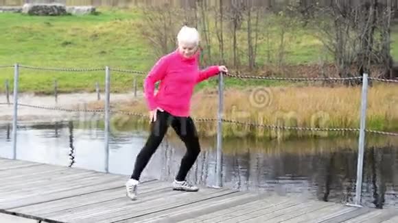 一位锻炼身体的老太太视频的预览图