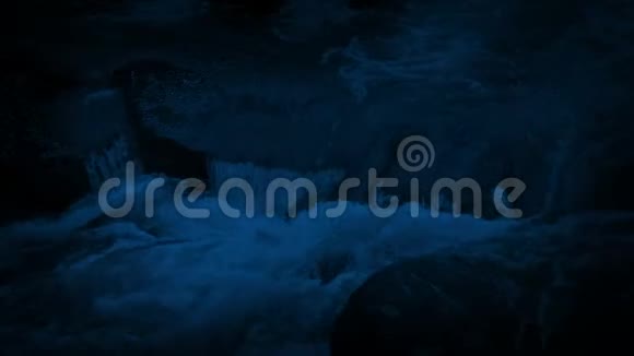 大山河在夜间流过岩石视频的预览图