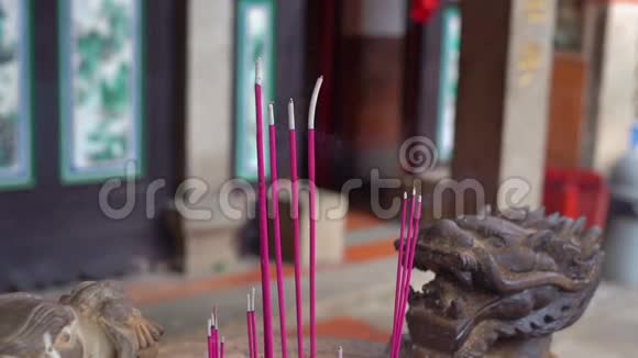 在佛寺内一个香炉里慢镜头拍摄一根烟香棒视频的预览图