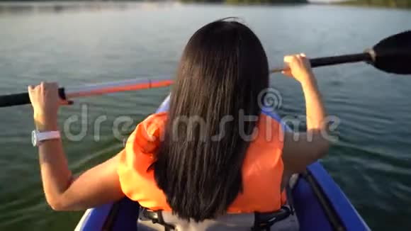 女孩在皮艇上漂浮视频的预览图