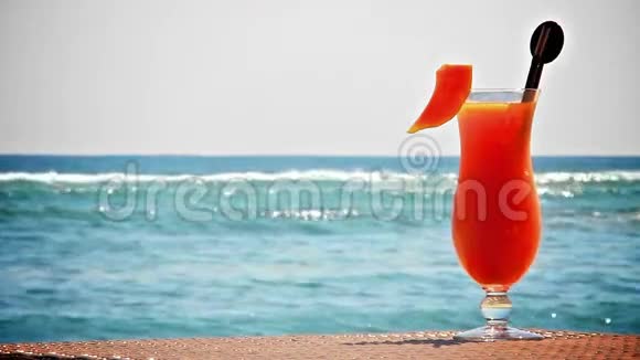 海滩上的水果鸡尾酒视频的预览图