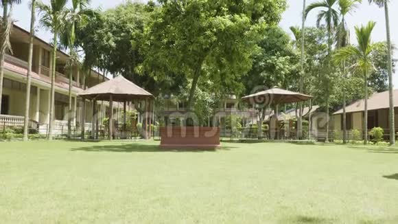 亚洲酒店的绿色庭院尼泊尔奇万国家公园的村庄视频的预览图
