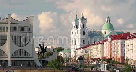 格罗德诺白俄罗斯格罗德诺地区戏剧剧院圣弗朗西斯泽维尔大教堂和莫斯托瓦贾和基罗瓦街的交通视频的预览图