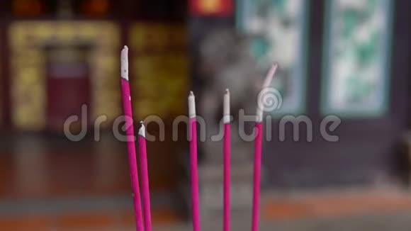 在佛寺内一个香炉里慢镜头拍摄一根烟香棒视频的预览图