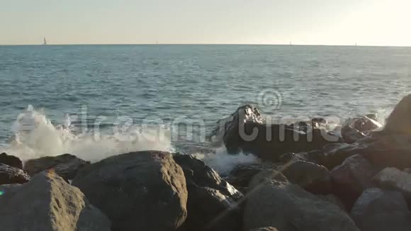 岩石海岸带着汹涌的潮汐海浪视频的预览图
