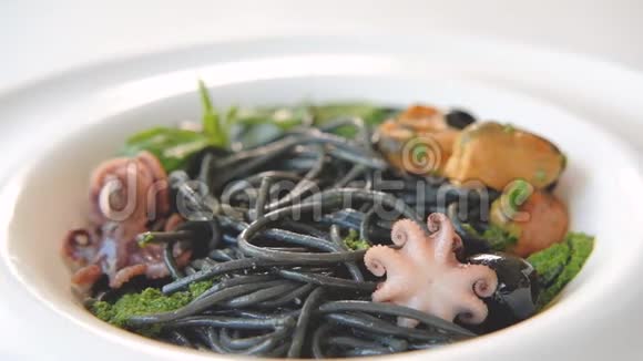 意大利菜鱿鱼墨汁海鲜海鲜视频的预览图