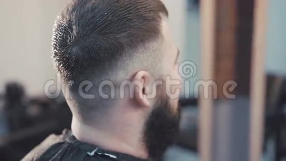 女理发师在理发店4K给男性理发视频的预览图