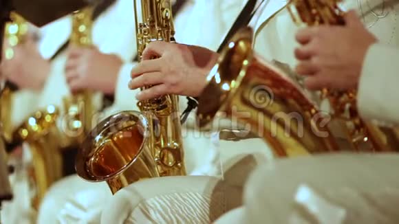 穿着白色西装的音乐家在爵士乐队里演奏萨克斯琴小动作视频的预览图