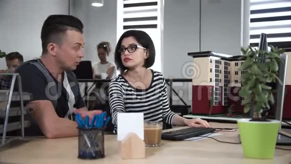 男人和女人在电脑前讨论视频的预览图