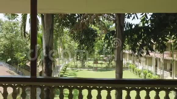 亚洲酒店的绿色庭院尼泊尔奇万国家公园的村庄视频的预览图