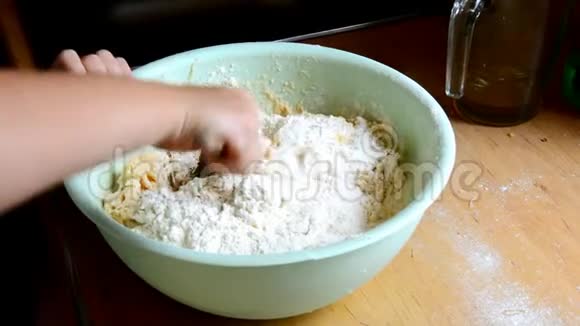 用烤土豆和面粉做儿童手拌豆视频的预览图