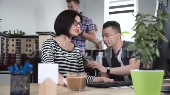 男人和女人在电脑前讨论视频的预览图