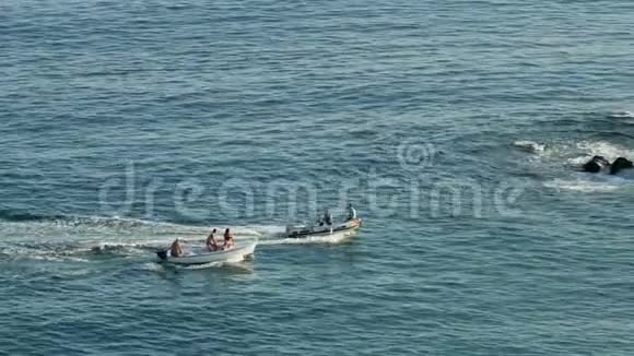 两艘摩托艇漂浮在海面上人们正在远足视频的预览图