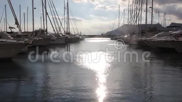 在西班牙卡尔佩的斯帕鲁斯尼米游艇码头与帆船游艇视频的预览图