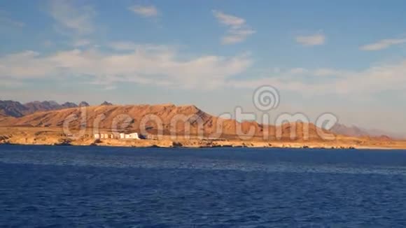 在红海荒芜的海岸上的建筑视频的预览图
