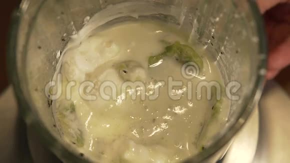 猕猴桃与牛奶和冰淇淋混合在搅拌机视频的预览图