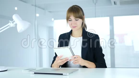 年轻女性在办公室工作视频的预览图