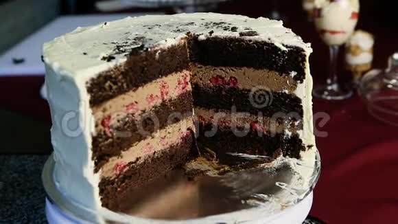用焦糖和樱桃馅装饰的大巧克力蛋糕视频的预览图