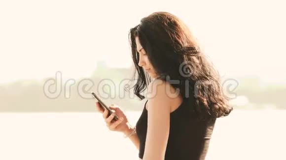 女性在清晰的城市背景下使用智能手机4的视频视频的预览图