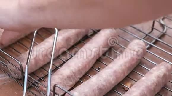 烤架上的香肠视频的预览图