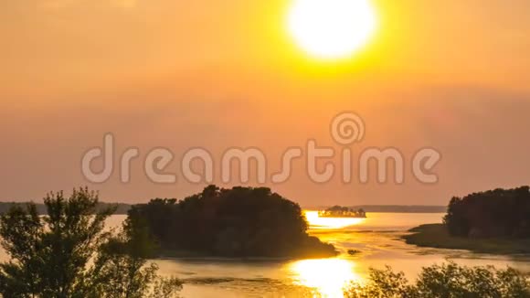 红日日落河上的时光流逝视频视频的预览图