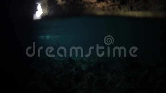 自由潜水员水下劈射视频的预览图