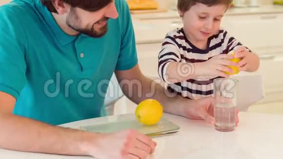 儿子和爸爸在玩柠檬视频的预览图