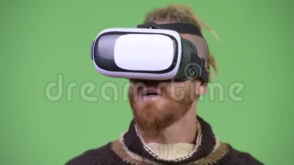 快乐的英俊胡子男人用虚拟现实耳机视频的预览图
