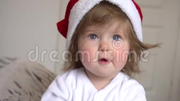 戴着圣诞老人红帽子的小女孩视频的预览图